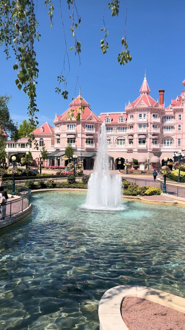 Disneyland Hotel 5 stele